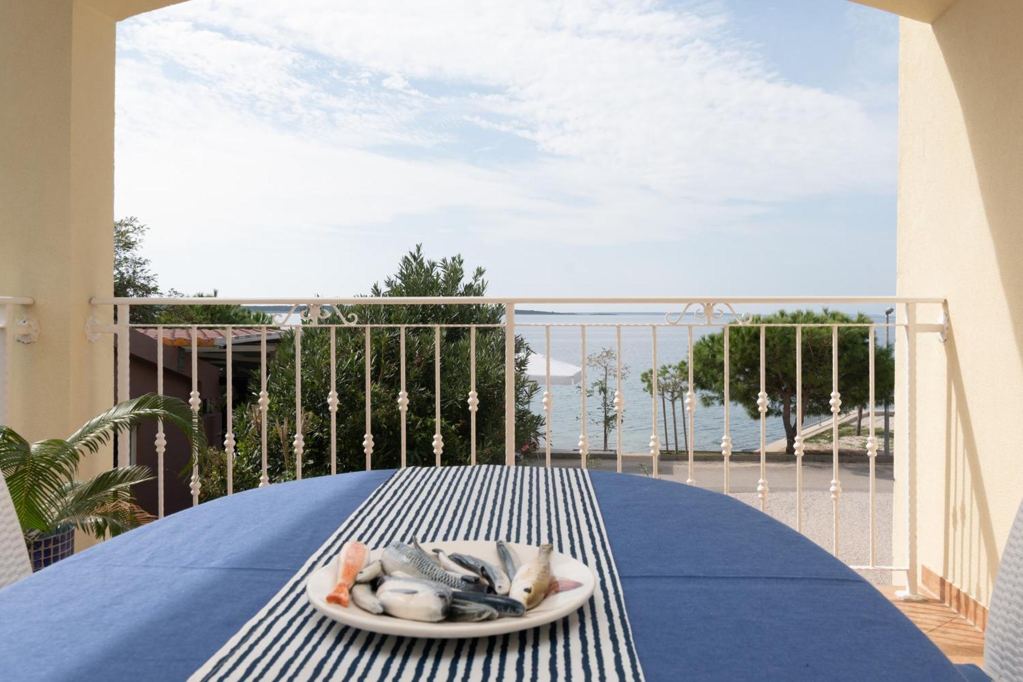 Apartments By The Sea Mandre, Pag - 4092 コラン エクステリア 写真